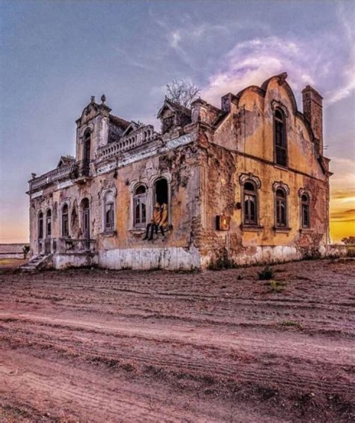 44 Eerie Abandoned Houses From Around The World