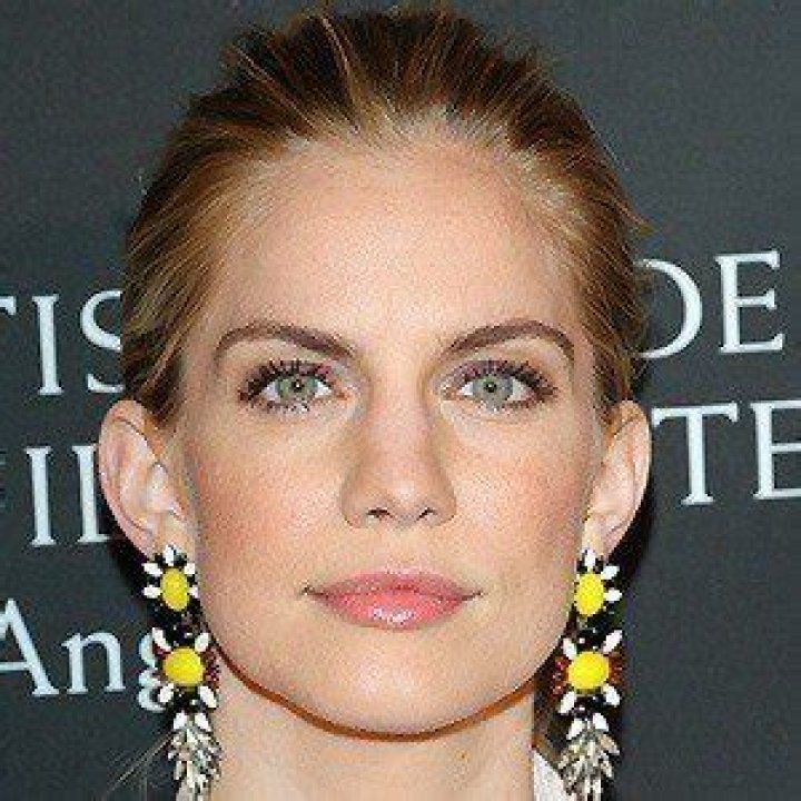 Anna Chlumsky (Movie Actress) - Age, Birthday, Bio, Facts, Family, Net Worth, Height & More