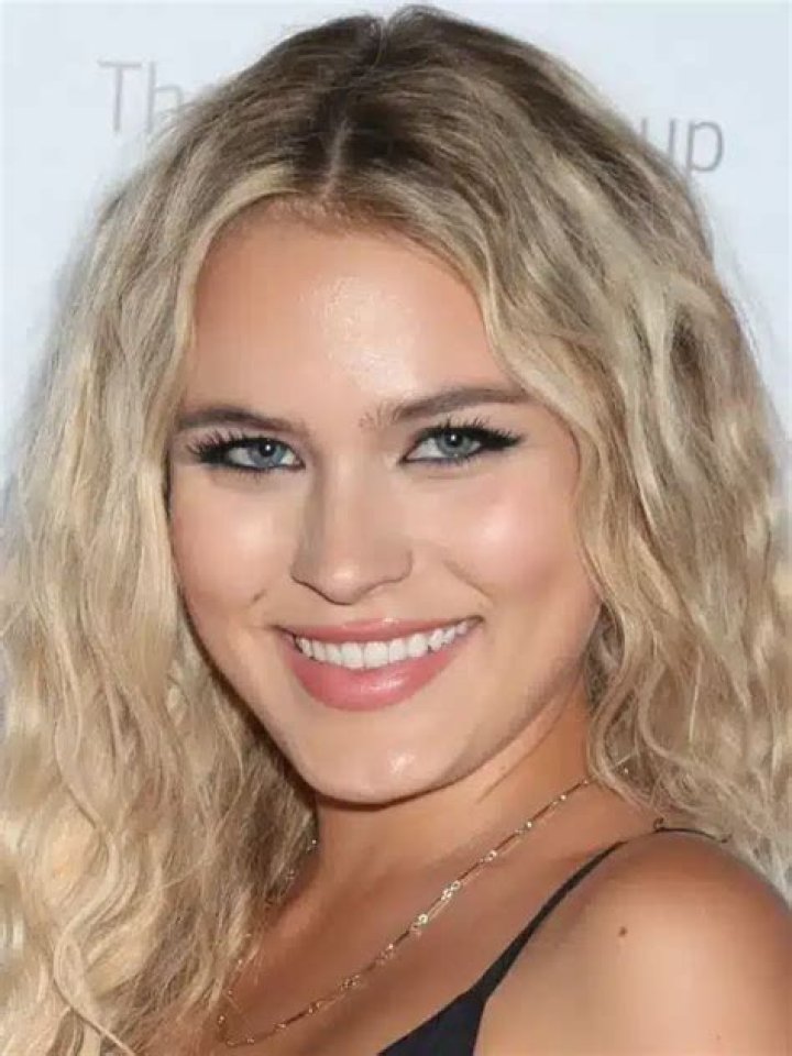 Annie Gonzalez Height,Wiki, Biography, Age, Boyfriend, Net Worth