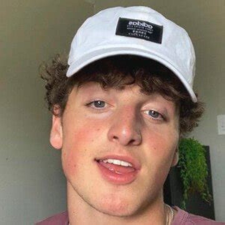 Benson Boone (TikTok Star) - Age, Birthday, Bio, Facts, Family, Net Worth, Height & More