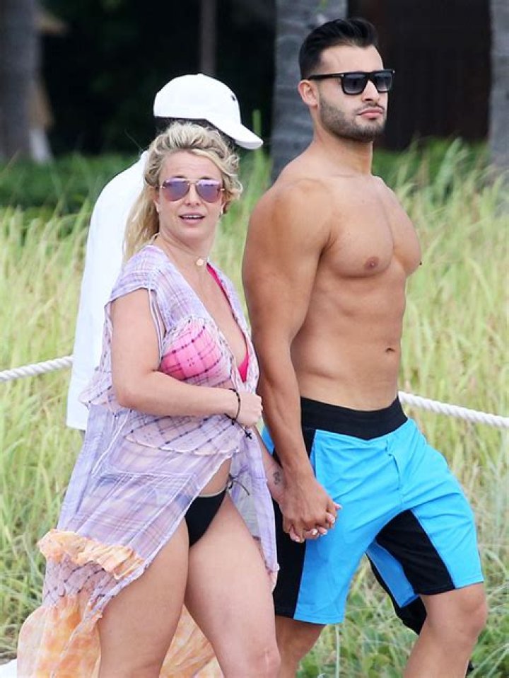 Britney Spears Gets Naked For Beach Photoshoot With Fiancé Sam Asghari