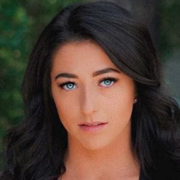 Britt Hertz (Cheerleader) - Age, Birthday, Bio, Facts, Family, Net Worth, Height & More