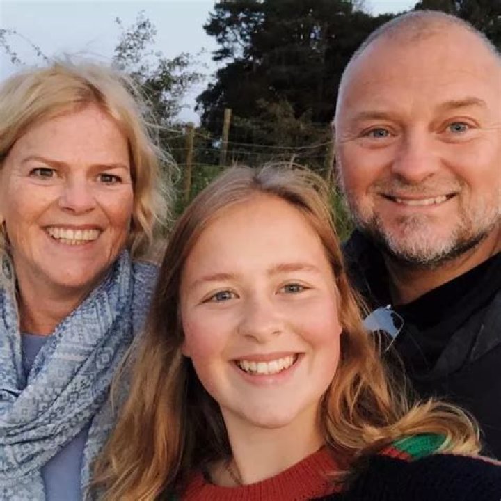 Cassie Steele parents: Meet Robin Steele & Lily Steele