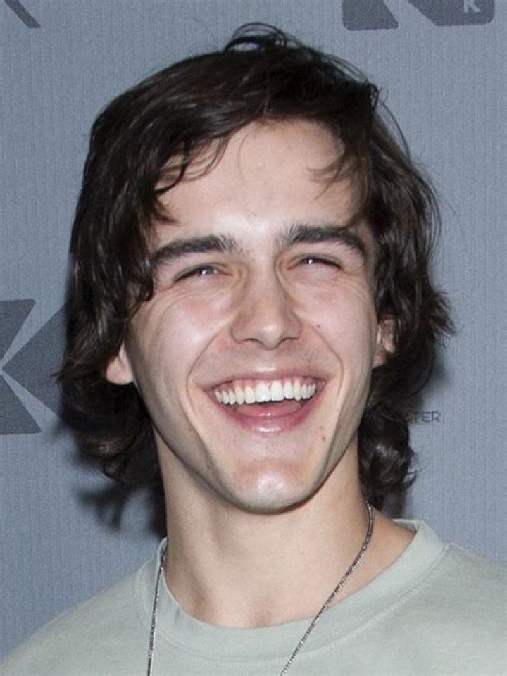 Charlie Gillespie (TV Actor) - Age, Birthday, Bio, Facts, Family, Net Worth, Height & More