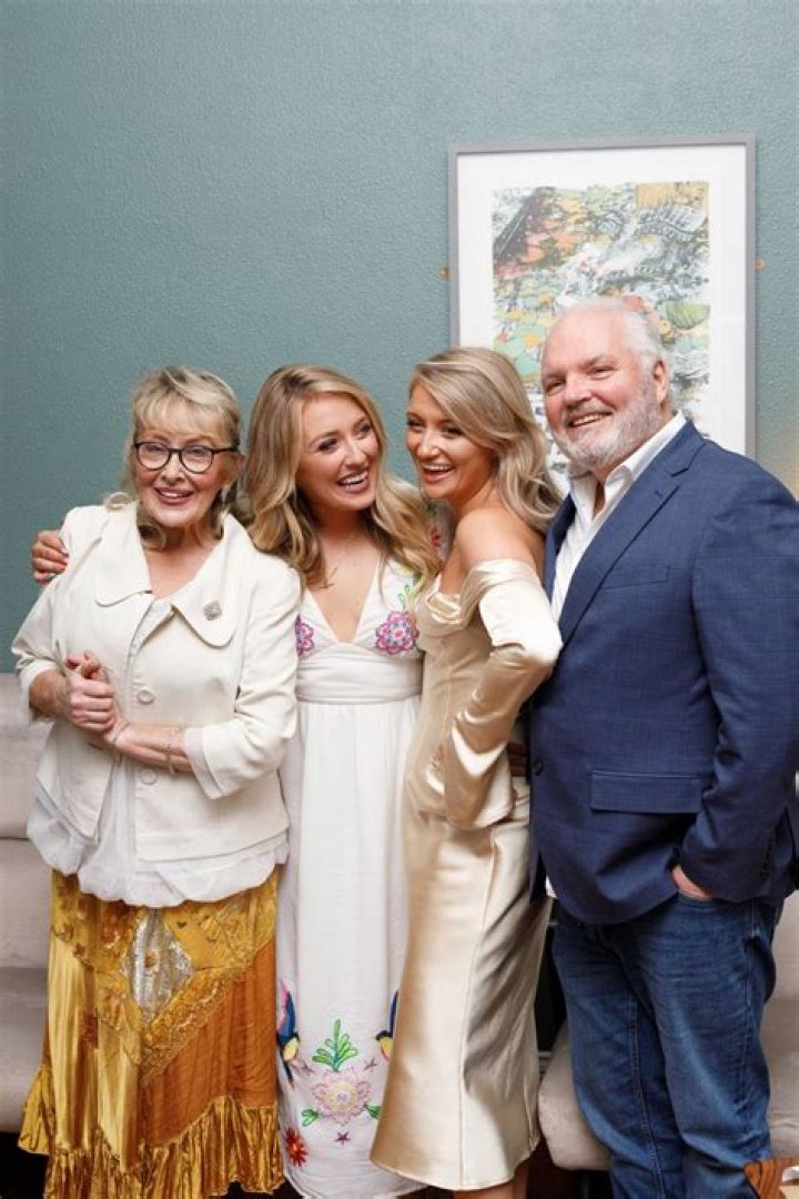 Chloë Agnew Biography, Age, Height, Husband, Net Worth, Family