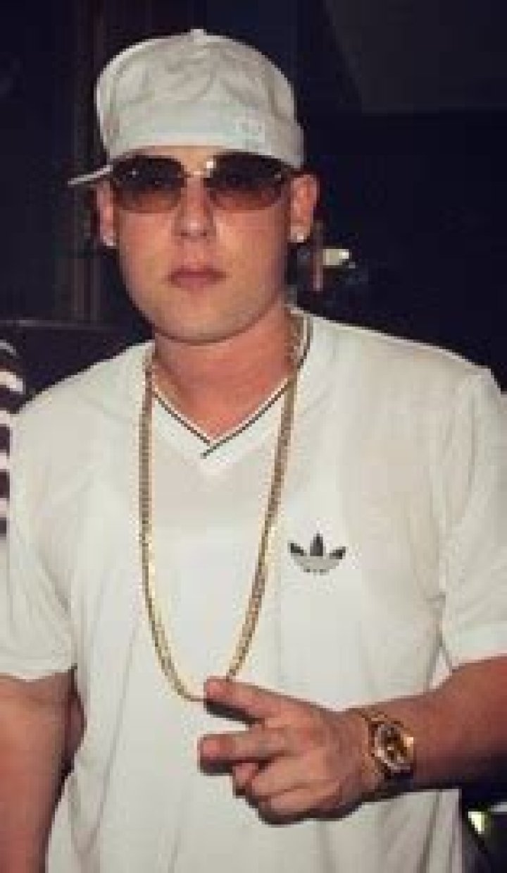 Cosculluela (Rapper) - Age, Birthday, Bio, Facts, Family, Net Worth, Height & More