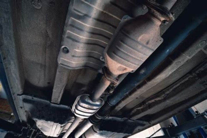 Do cars run better without catalytic converters?