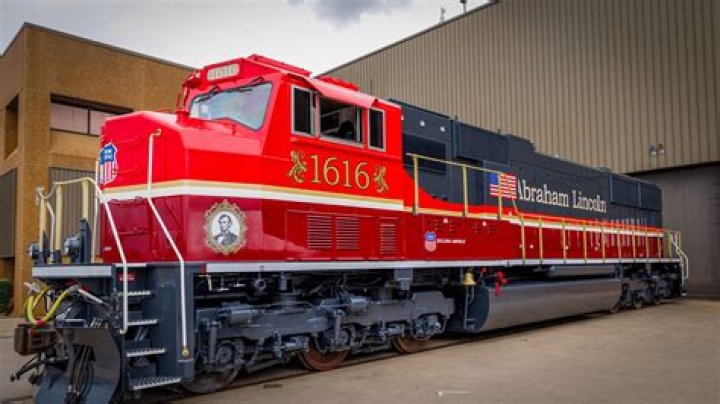Do railroad companies share locomotives?