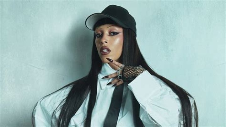 Doja Cat's "Scarlet" Marketed With Statue In Chicago, Rapper Demands Proper Credit For Her Producers