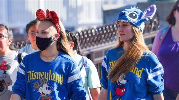 DWTS’ JoJo Siwa and Girlfriend Kylie Prew Enjoy Sweet Date Night at Disneyland: Photos!
