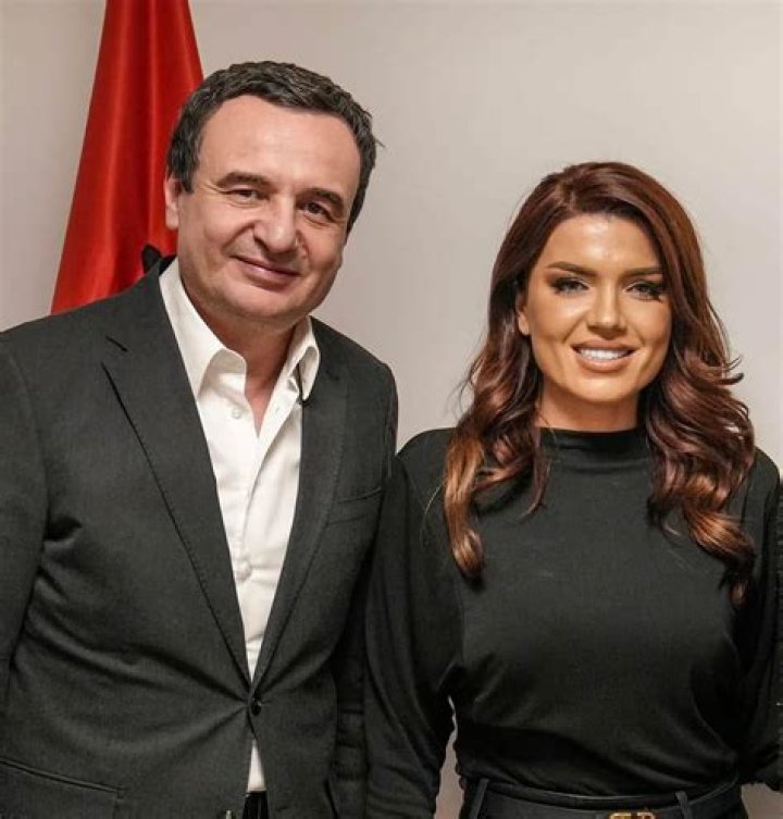 Edona Llalloshi (Cantora de música mundial) - Idade, aniversário, biografia, fatos, família, patrimônio líquido, altura e muito mais