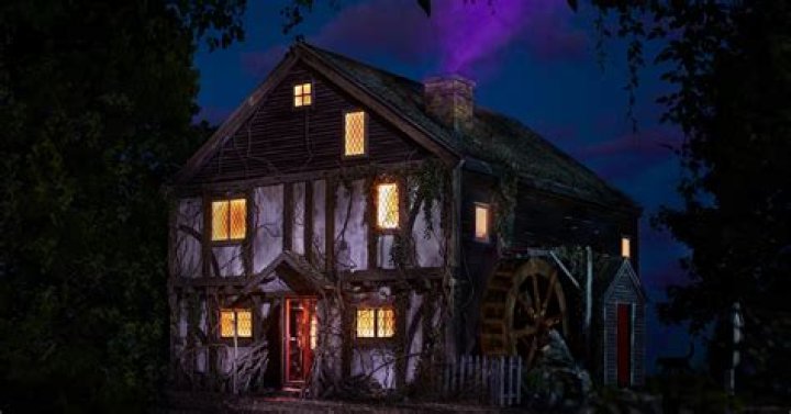 ¿Es real la casa de las hermanas Sanderson? – Celebrity.fm