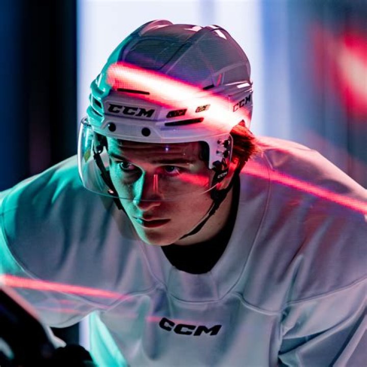 FailModel Tries to Blackmail Hockey Player But It Backfires in the Best Way Possible