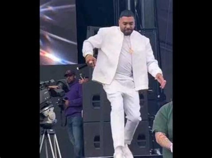 Ginuwine Falls Off Stage