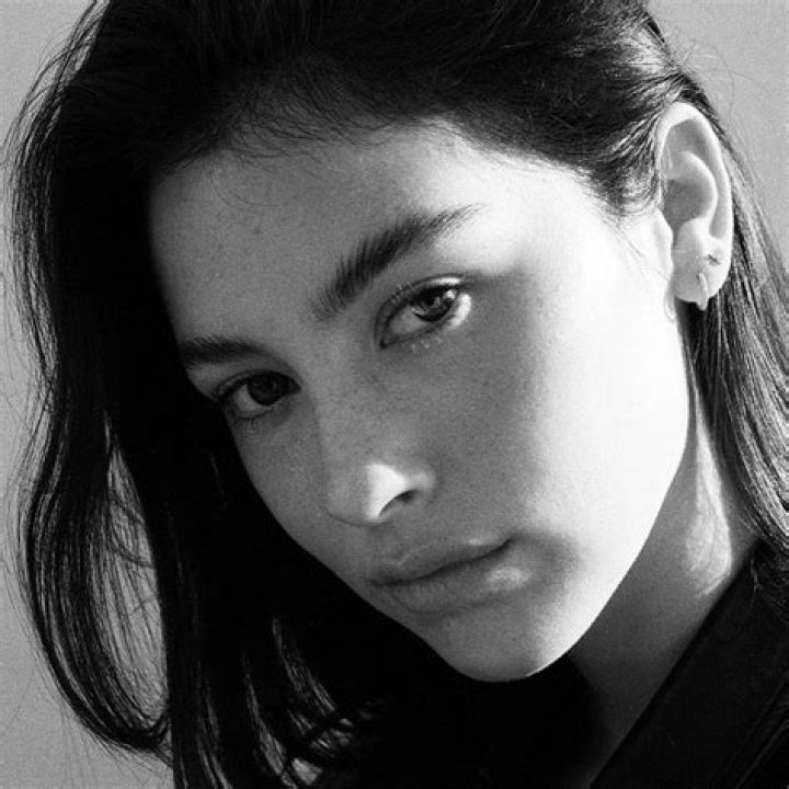 Gracie Abrams (Pop Singer) - Age, Birthday, Bio, Facts, Family, Net Worth, Height & More