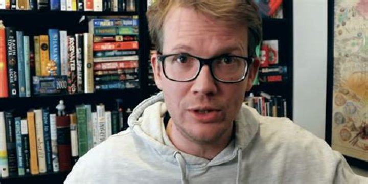 Hank Green (YouTube Star) - Age, Birthday, Bio, Facts, Family, Net Worth, Height & More