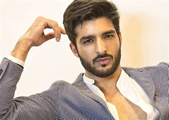 Height, Age, Girlfriend, Biography, Family & More