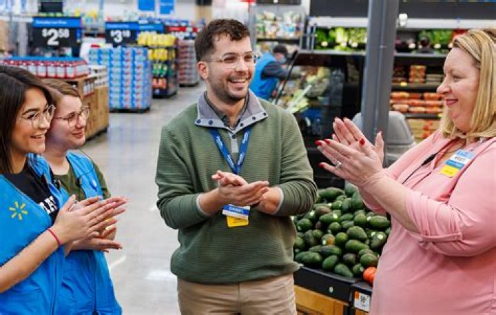 How much money does an assistant manager make at Walmart?