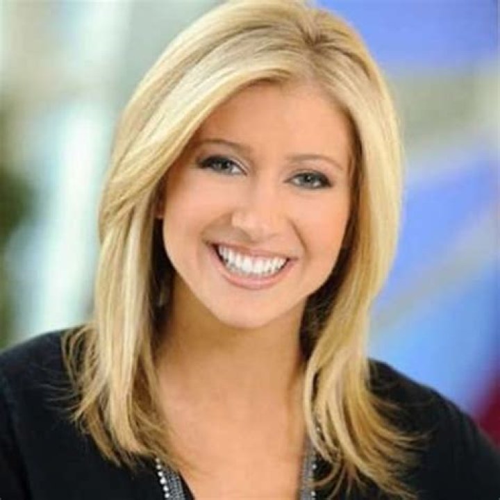 How tall is Sara Eisen?