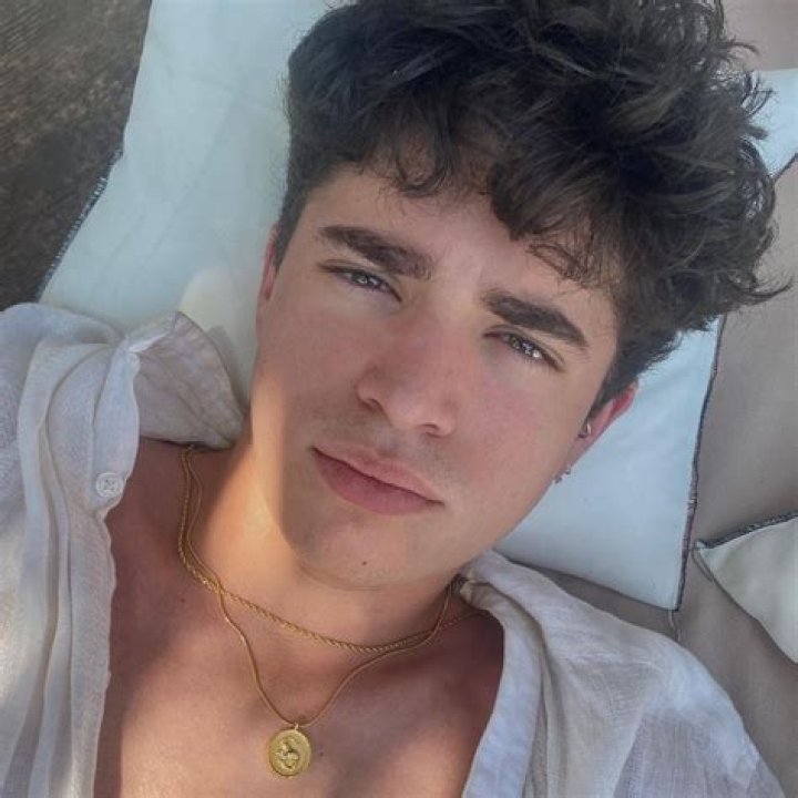 Hugo Arbues (TV Actor) - Age, Birthday, Bio, Facts, Family, Net Worth, Height & More