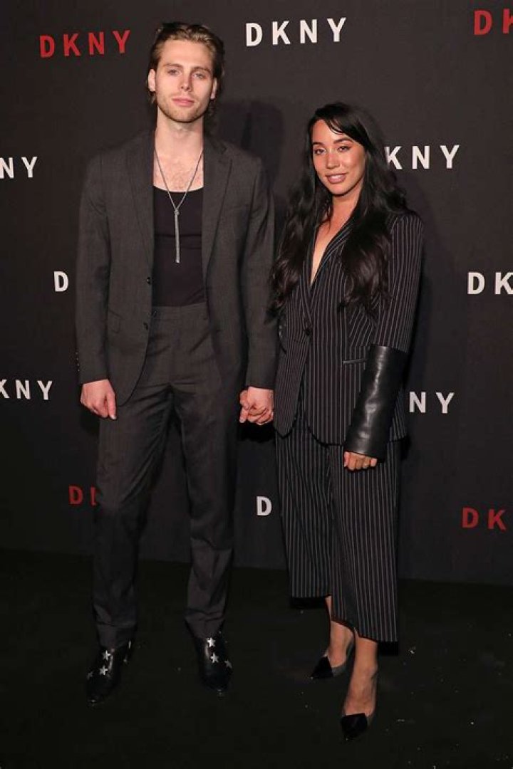 Is Luke Hemmings dating Sierra Deaton?