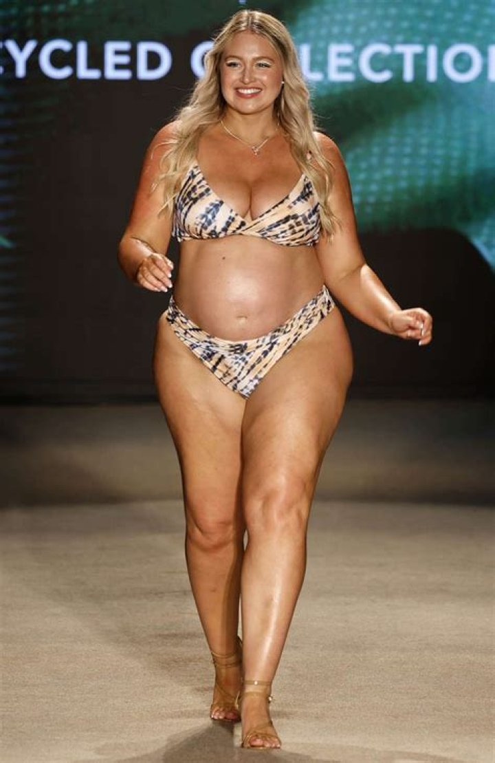 Iskra Lawrence Posts Butt-Baring Photo on Instagram and Encourages Others to Embrace Their Flaws