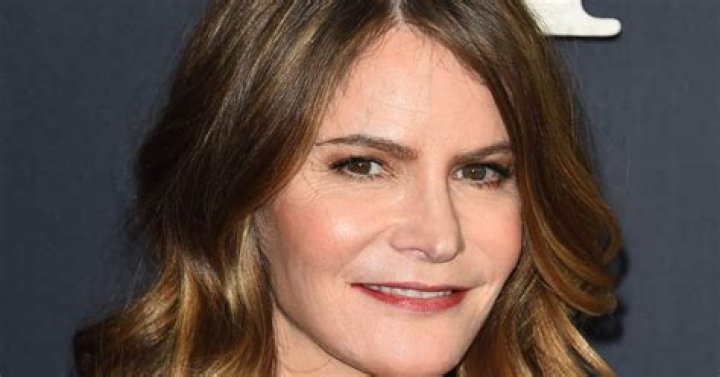 Jennifer Jason Leigh Bio, Age, Net Worth, Husband, Plastic Surgery Movies, TV Shows