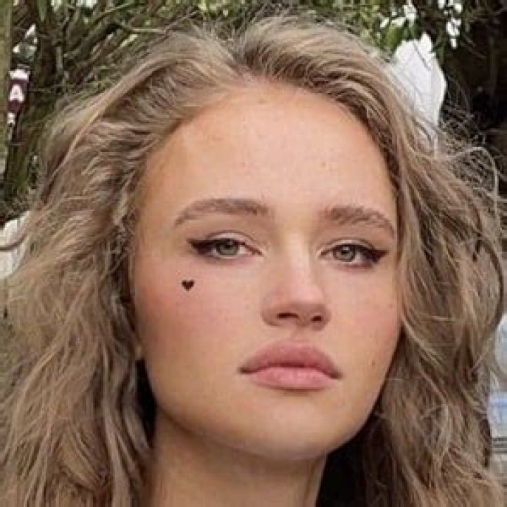 Julia Gisella (Illustrator) - Age, Birthday, Bio, Facts, Family, Net Worth, Height & More