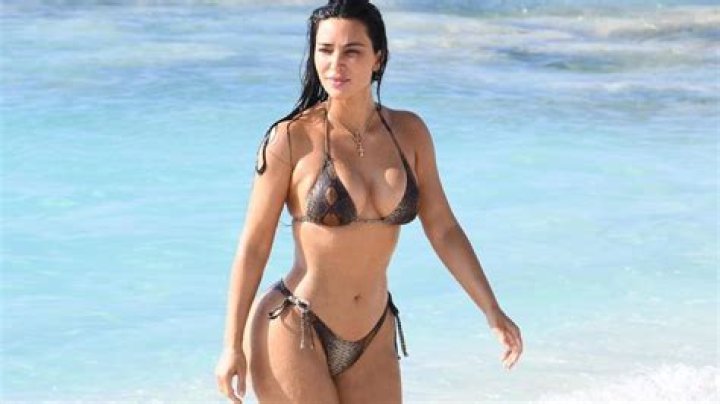 ~Keep Up~ With Khloe Kardashian’s Sexiest Bikini Photos Over the Years