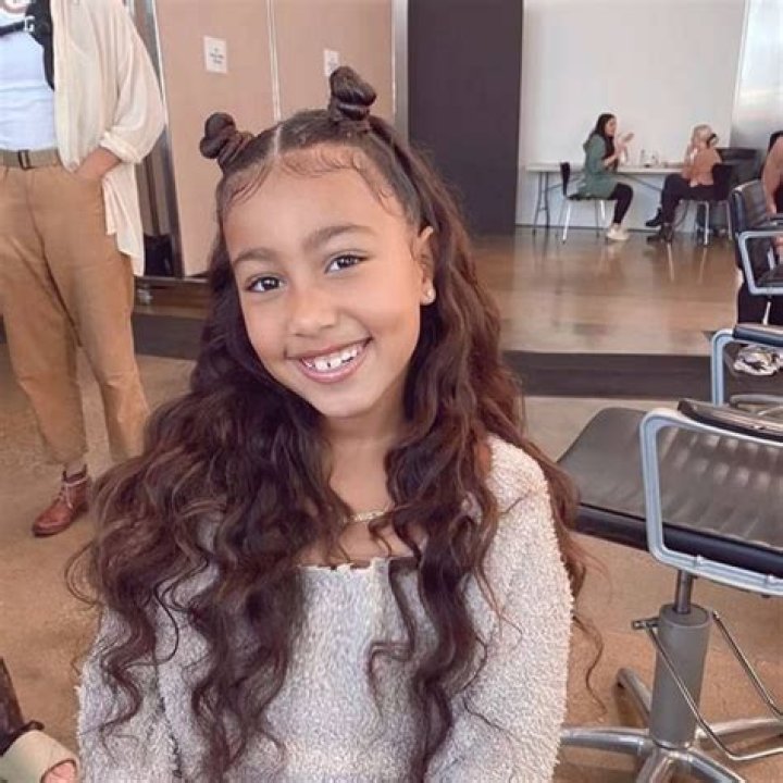 Kiana Tom (TV Show Host) - Age, Birthday, Bio, Facts, Family, Net Worth, Height & More