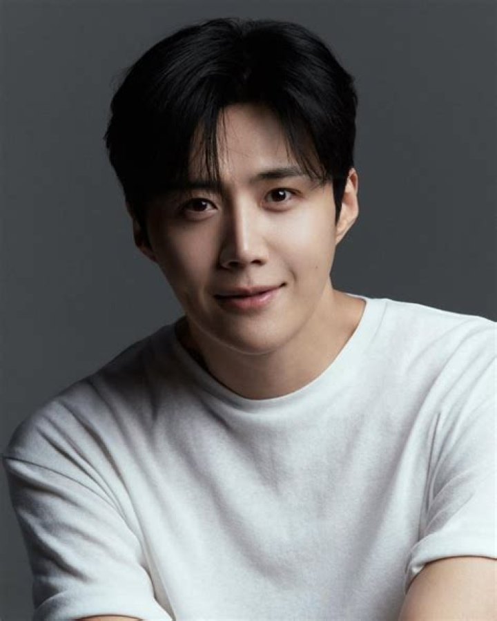 Kim Seon-ho (TV Actor) - Age, Birthday, Bio, Facts, Family, Net Worth, Height & More