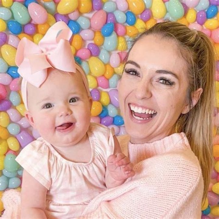Kimmy Houghton (Instagram Star) - Age, Birthday, Bio, Facts, Family, Net Worth, Height & More
