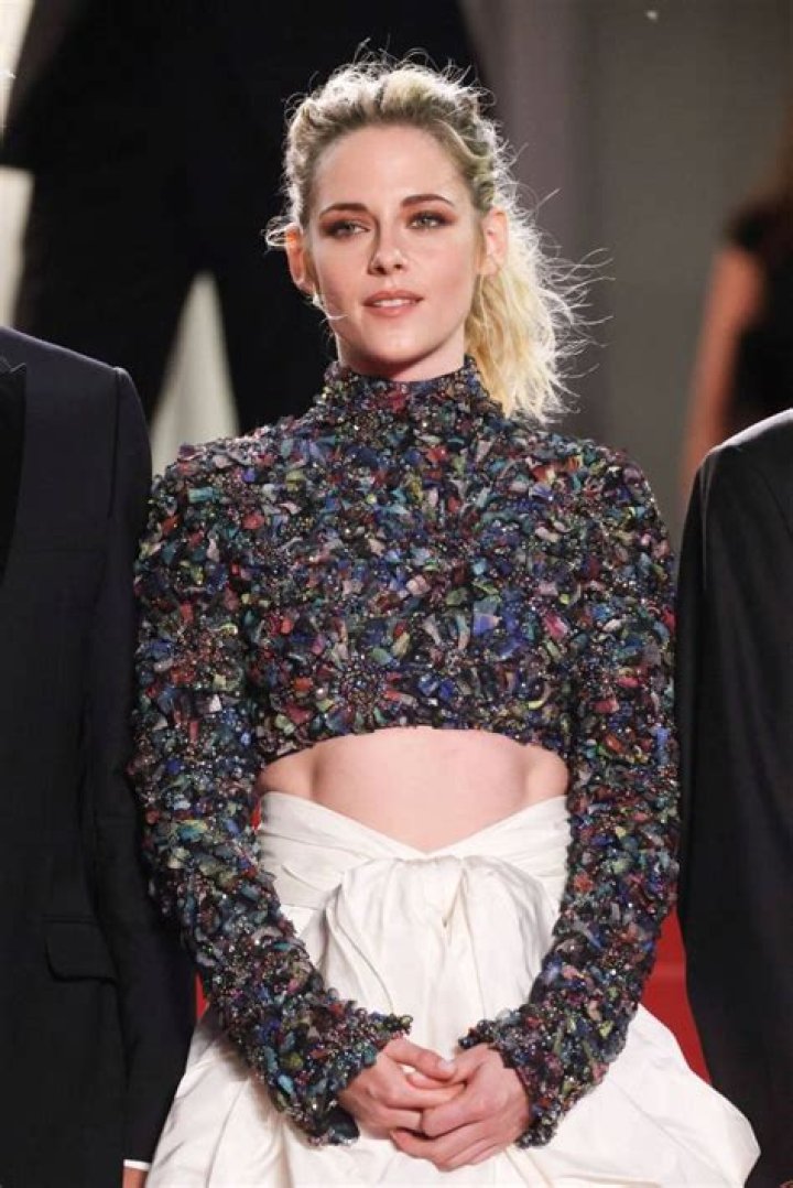 Kristen Stewart Looks Very Rock n’ Roll in Black and White Ensemble at ‘Underwater’ Premiere