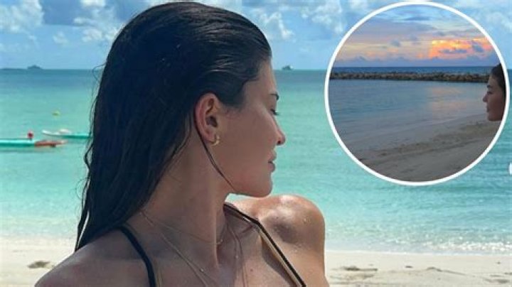 Kylie Jenner Spends Her 26th Birthday Relaxing Beachside in Hawaii: See Her Vacation Photos