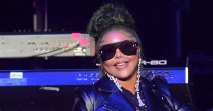 Lil Kim Honors Michael Jackson During Tour