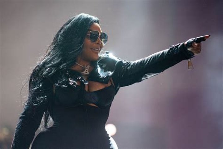 Lil Kim Tosses Her Underwear Into The Crowd At Recent Performance