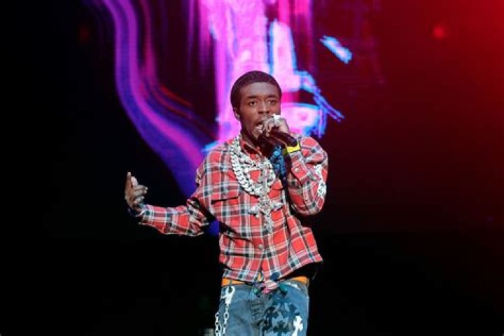 Lil Uzi Vert Debuts New Hairstyle & Brings Out Stacks Of Cash On Stage