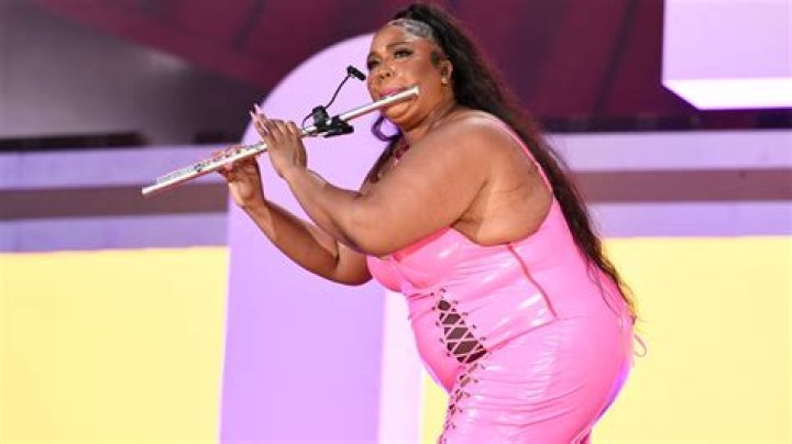 Lizzo Really Wants To Destroy Iggy Azalea's Chart Record