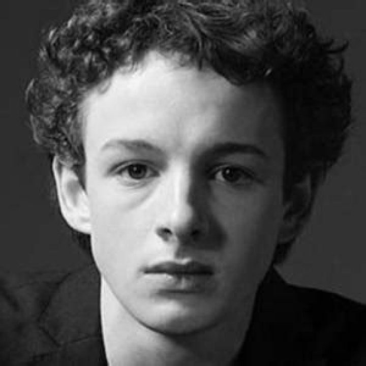 Louis Hynes (TV Actor) - Age, Birthday, Bio, Facts, Family, Net Worth, Height & More