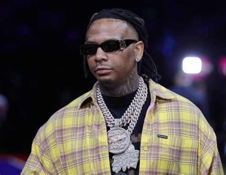 Moneybagg Yo Given Lawsuit Paperwork At Bottle Signing Event, Reacts Confusedly