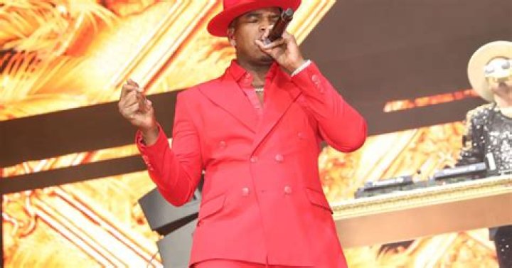 Ne-Yo Kicks A Fan Off Stage After Signature Hat Removal