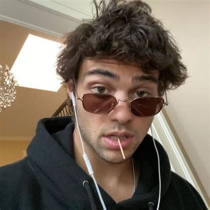 Noah Centineo (Actor) Wiki, Biography, Ethnicity, Height, Weight, Age, Girlfriend, Net Worth, Family, Facts