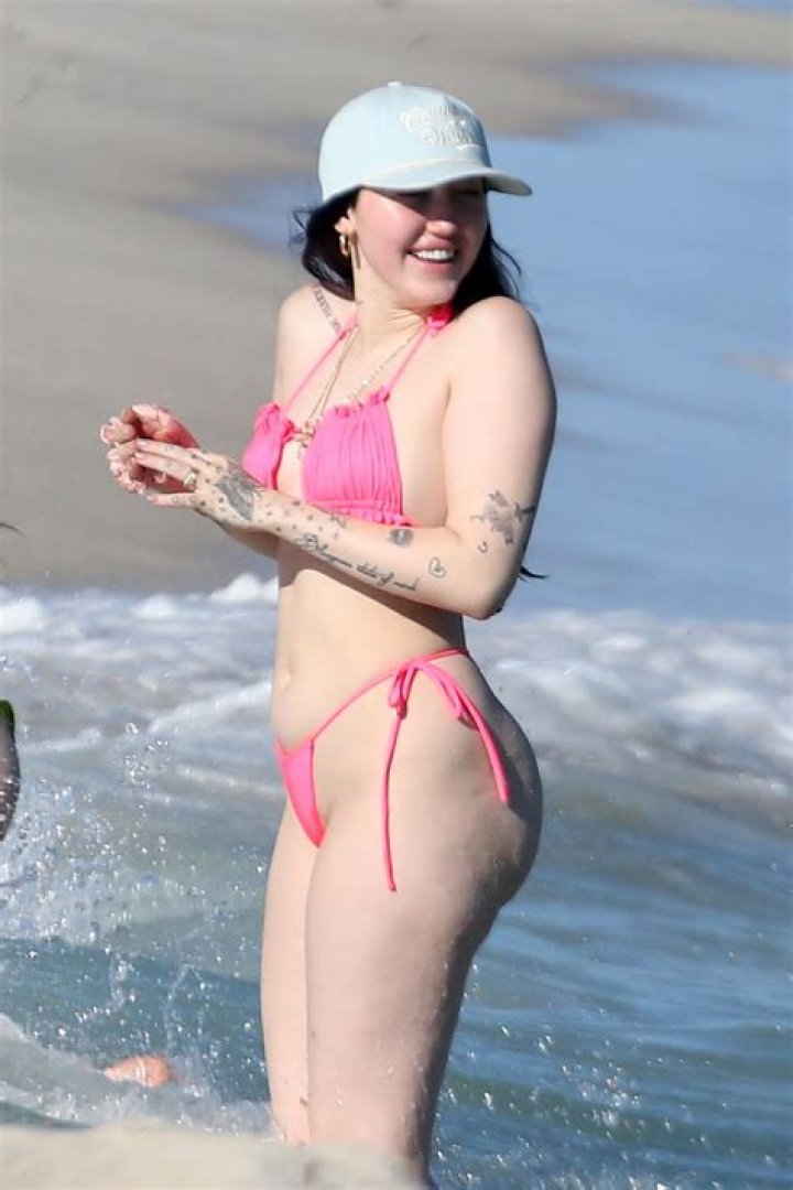 Noah Cyrus Rocks Pink Thong Bikini During Miami Beach Day Before Miley Cyrus’ NYE Event: Photos
