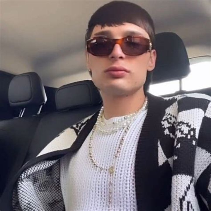 Peso Pluma (Rapero) - Edad, cumpleaños, biografía, hechos, familia, patrimonio neto, altura y más