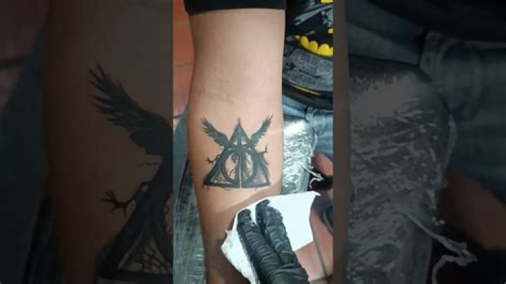 ¿Qué significa un tatuaje de las Reliquias de la Muerte? – Celebrity.fm