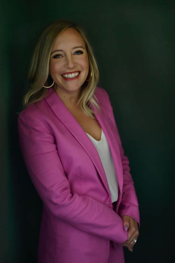 Sarah Leonardi School Board Member & Gay Bar Drama – Here Is What Happened?