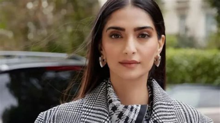 Sonam Kapoor Biography, Age, Height, Husband, Net Worth, Family