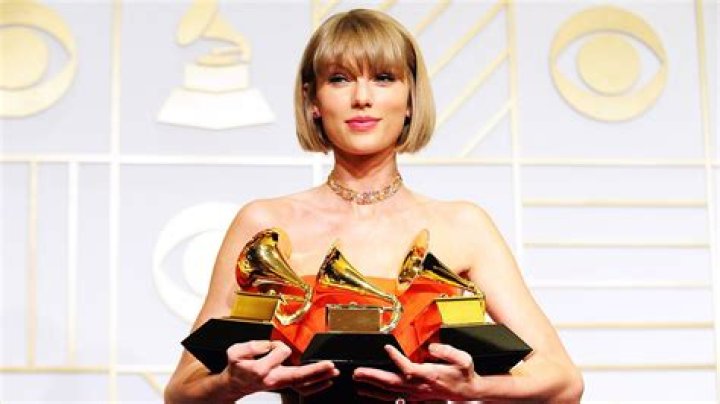 Taylor Swift Debuts New Short Hair at the 2016 Grammys