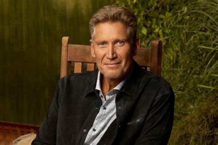 What does Robin Roberts do for a living Street Outlaws?