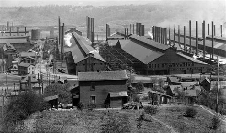 When did the steel mills close in Johnstown PA?